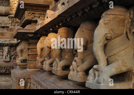 Skulptur von Elefanten auf der unteren Leiste, Lakshmana Tempel - Khajuraho, Madhya Pradesh, Indien Stockfoto