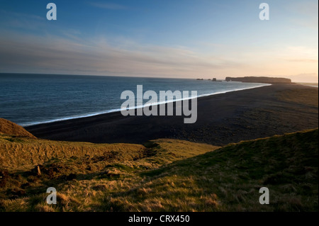 Reynisfjara Strand mit Kappe Dyrhólaey, Südküste Islands Stockfoto