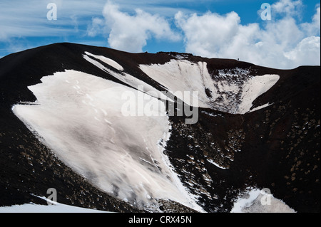 Ein einsamer Wanderer auf dem Ätna, Sizilien, Italien, Mitte April, über dem Krater von der Eruption 2002 links, auf 1900m in der Nähe der Rifugio Sapienza Stockfoto