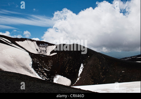 Ein einsamer Wanderer auf dem Ätna, Sizilien, Italien, Mitte April, über dem Krater von der Eruption 2002 links, auf 1900m in der Nähe der Rifugio Sapienza Stockfoto