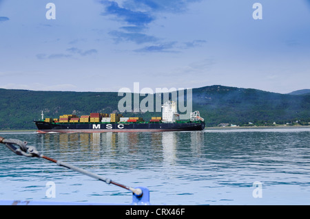 Containerschiff am St.-Lorenz-Strom aus Panama, die Ankunft im Hafen von Quebec, Kanada Stockfoto