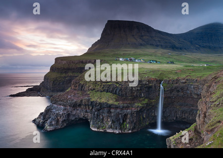 Dramatische Küstenlandschaft bei Gasadalur auf der Insel Vagar, Färöer. Frühjahr 2012 (Mai). Stockfoto