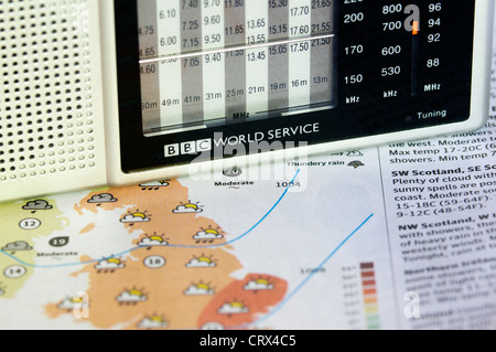 Ein BBC World Service Radio ruht auf einer Wetterkarte Zeitung oder ein Diagramm. Stockfoto