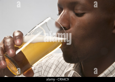 Mann ein kalter Typ Lagerbier aus einem Glas zu trinken. Stockfoto