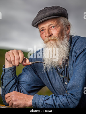 Portrait von senior Mann raucht eine Pfeife Stockfoto