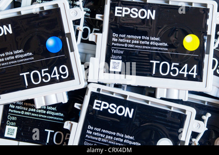 Ein Haufen von Epson Tintenpatronen. Stockfoto