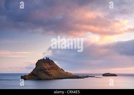 Die kleine Insel Tindholmur an der Mündung des Sorvagsfjordur, Vagar Island, Färöer Inseln. (Juni) Frühjahr 2012. Stockfoto