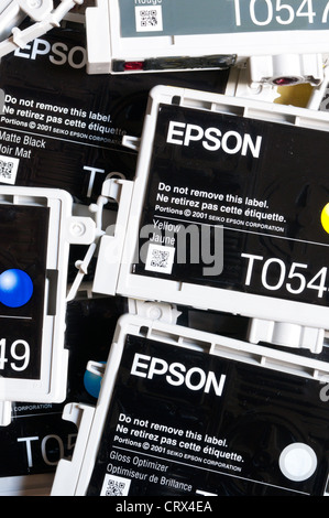 Ein Haufen von Epson Tintenpatronen. Stockfoto