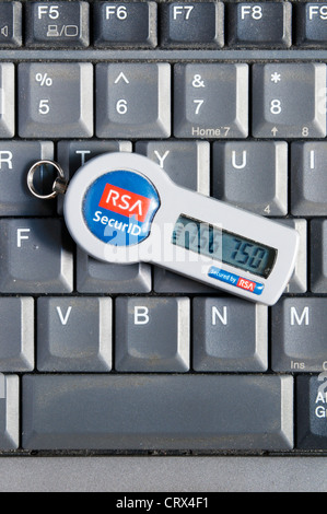 Ein RSA SecurID-Sicherheits-Token ruhen auf der Tastatur eines Laptops. Stockfoto