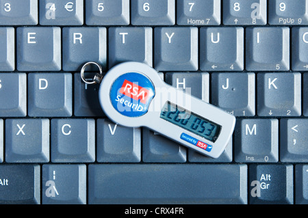 Ein RSA SecurID-Sicherheits-Token ruhen auf der Tastatur eines Laptops. Stockfoto