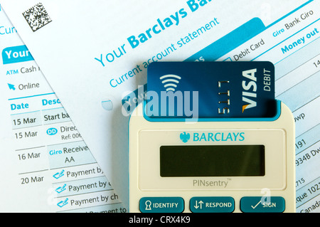 Ein Barclays Passcode Authentifizierung PINsentry Gerät lesen eine Chip und Pin-Karte um Identität zu überprüfen. Barclays Bank Aussagen. Stockfoto