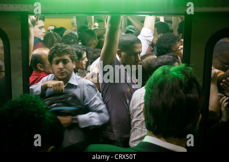 Menschen, die versuchen, in den Zug am Bahnhof Carioca u-Bahn in der Innenstadt von Rio De Janeiro, Brasilien. Tür schließen zu trainieren Stockfoto