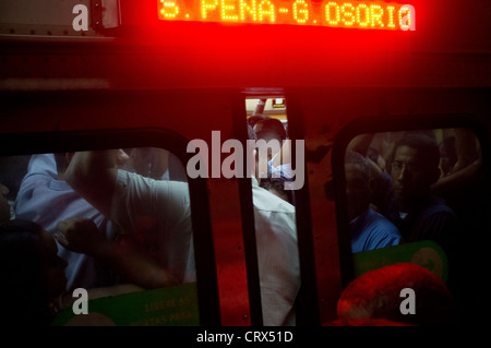 Menschen, die versuchen, in den Zug am Carioca Station u-Bahn in der Innenstadt von Rio De Janeiro, Brasilien trainieren Tür schließen Stockfoto