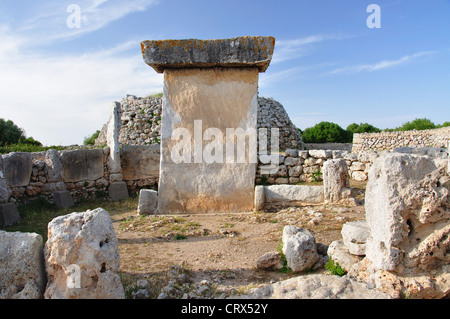 Ein Taula an die prähistorische, archäologische Stelle des Trepucó, in der Nähe von Mahon, Menorca, Balearen, Spanien Stockfoto