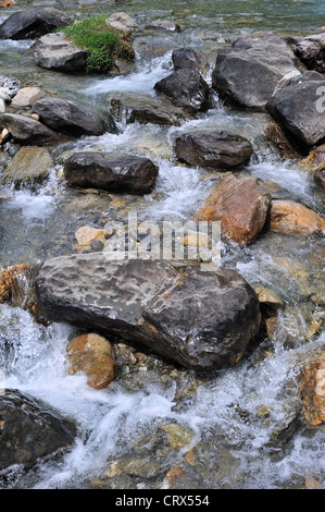 Felsbrocken in schnell fließenden Gebirgsbach, Pyrenäen, Frankreich Stockfoto