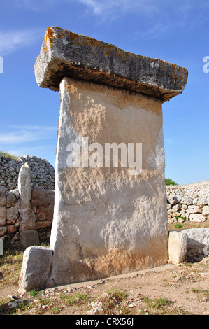 Ein Taula an die prähistorische, archäologische Stelle des Trepucó, in der Nähe von Mahon, Menorca, Balearen, Spanien Stockfoto