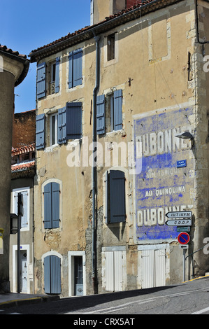 Alten Plakatwerbung für den Aperitif Dubonnet aufgemalt Hausfassade Auch, Gers, Midi-Pyrénées, Pyrenäen, Frankreich Stockfoto