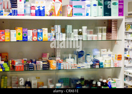 Medikamente und Pillen in den Regalen einer Krankenhausapotheke Stockfoto