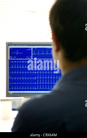 Über die Schulter geschossen, einen Herz-Monitor-Bildschirm anzeigen Stockfoto