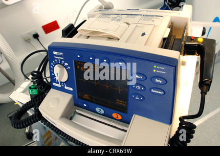 Ein Defibrillator ist ein elektronisches Gerät zur Herzinfarktopfer wiederzubeleben und anderen kardialen Erkrankungen zu behandeln. Stockfoto