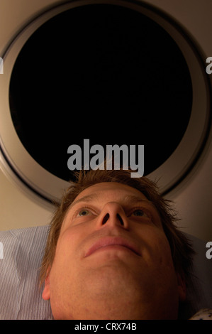 Ein Mann mit einem CAT-Scan. Stockfoto