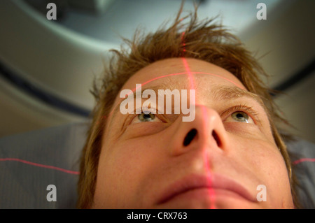 CT-Scan: ein Bild von einem Patienten einen CT-Scan. Die rosa Linien sind Lichter, die Positionierung und Ausrichtung Zwecken verwendet. Stockfoto