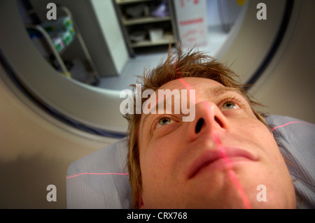 CT-Scan: ein Bild von einem Patienten einen CT-Scan. Die rosa Linien sind Lichter, die Positionierung und Ausrichtung Zwecken verwendet. Stockfoto