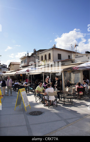 Touristen in den Restaurants in Altstadt, Limassol, Zypern Stockfoto