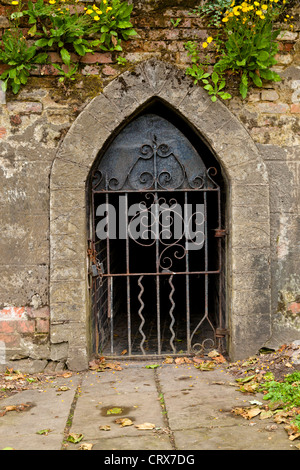 Toreinfahrt. Tor und Tür eingebaut in die Besoldungsgruppe 1 genannten äußeren Bailey Burg führt zu einem Tunnel in Nottingham Castle, England, Großbritannien Stockfoto