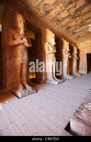 Die Säulenhalle des großen Tempels, mit Osiris Säulen, Abu Simbel, Assuan, Ägypten Stockfoto