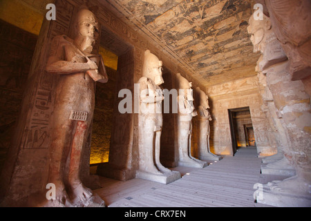 Die Säulenhalle des großen Tempels, mit Osiris Säulen, Abu Simbel, Assuan, Ägypten Stockfoto