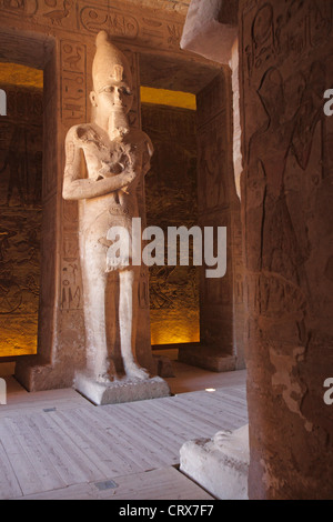 Die Säulenhalle des großen Tempels, mit Osiris Säulen, Abu Simbel, Assuan, Ägypten Stockfoto