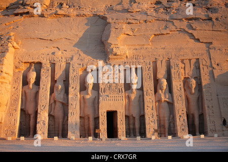 Der Nefertari Tempel in Abu Simbel, Abu Simbel, Ägypten Stockfoto