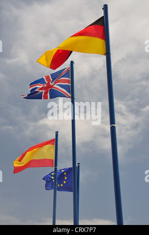 Internationale Fahnen in Punta Prima, St Lluís, Menorca, Balearen, Spanien Stockfoto