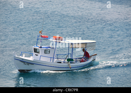 Kleine weiße Caique oder Fischerboot, die Rückkehr in den Hafen auf der Insel Ägina, Saronischen Golf, Griechenland Stockfoto