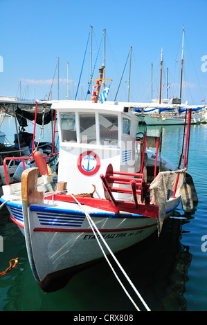 Kleine weiße Caique oder Fischerboot vertäut am Kai im Hafen von Ägina, Aegina Insel Saronischen Golf, Griechenland Stockfoto