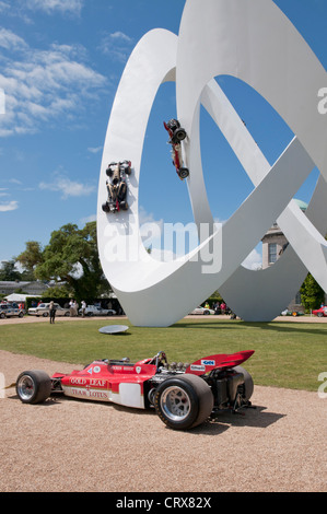 Ex-Jochen Rindt Lotus 72 vor Jerry Judahs Skulptur, Goodwood Festival of Speed 2012 Stockfoto