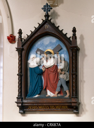 Belfast Nordirland fällt Straße St Peters Kathedrale Gemälde des Bahnhofs von erfüllt das Kreuz Jesus seiner Mutter, während das Kreuz zu tragen Stockfoto