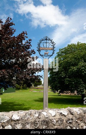 Ein charmantes Dorf Zeichen für Ditchling in Ditchling grün, East Sussex, England UK Stockfoto