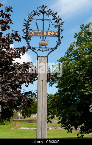 Ein charmantes Dorf Zeichen für Ditchling in Ditchling grün, East Sussex, England UK Stockfoto