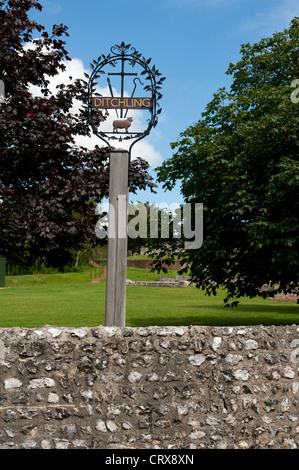 Ein charmantes Dorf Zeichen für Ditchling in Ditchling grün, East Sussex, England UK Stockfoto