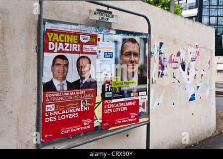 Eine öffentliche Pinnwand anzeigen Plakate der französischen Wahlkandidaten für den französischen Parlamentswahlen 2012. Stockfoto