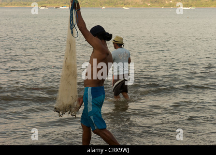 Fischer mit Netz im Meer Stockfoto