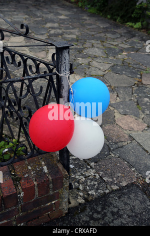 Roten weißen und blauen Ballons vor Garten-Dekorationen für die Königin Diamond Jubilee Surrey England Stockfoto