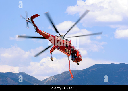 Eine Brandbekämpfung S-64E Sikorsky Sky-Kran Hubschrauber Köpfe zurück an die Front des Feuers Waldo Canyon nach der Einnahme auf eine Last von Gülle am 28. Juni 2012 in Colorado Springs, Colorado. Stockfoto