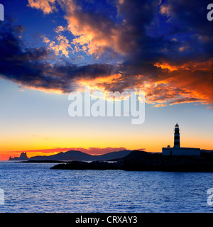 Ibiza Insel Sonnenuntergang mit Freus Leuchtturm und Es Vedra im Hintergrund Stockfoto