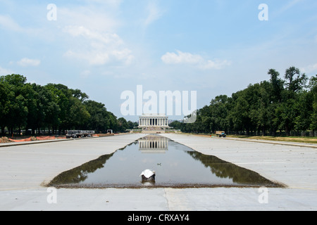 Lincoln Memorial Reflecting Pool Renovation Washington DC Summer / WASHINGTON D.C., Vereinigte Staaten – das Lincoln Memorial Reflecting Pool wurde während seiner Renovierung im Wert von 34 Millionen US-Dollar im Sommer 2012 größtenteils aus dem Washington Monument End entwässert. Das Projekt ersetzte den ausfallenden Lehm- und Ziegelträger des Beckens durch ein mit Granit ausgelegtes Becken und wandelte seine Wasserquelle vom verschmutzten Tidal Basin in ein umlaufendes Grundwassersystem um – so endete jahrzehntelange Algenblüten, die den Pool jeden Sommer grün gemacht hatten. Stockfoto