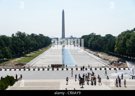 WASHINGTON DC, USA - Reflecting Pool Sanierung gegenüber Washington Monument. Status der Renovierung auf der Lincoln Memorial Reflecting Pool's im Juli 2, 2012. Kalkulation über $ 30 Millionen und über 2 Jahre, die Renovierung der Boden der Pool ersetzt hat, installiert eine neue Umwälzung und Filtration Systems, die gehwege auf beiden Seiten gepflastert, und neue Beleuchtung hinzugefügt. Die Fertigstellung ist für Spät - Sommer zu früh - Herbst 2012. Diese Aufnahme ist von den Stufen des Lincoln Memorial in Richtung Washington Monument. Stockfoto