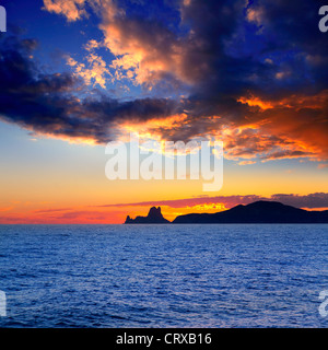 Ibiza Insel Sonnenuntergang mit Es Vedra im Hintergrund auf den Balearischen Inseln Stockfoto