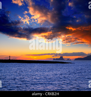 Ibiza Insel Sonnenuntergang mit Es Vedra im Hintergrund und Gastabi Insel Formentera Stockfoto